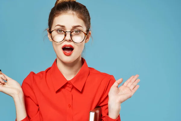Alegre mujer de negocios usando gafas rojo camisa secretaria emociones — Foto de Stock