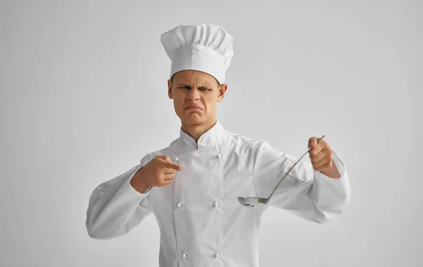 Mannelijke chef-kok keukengerei koken in restaurant studio — Stockfoto