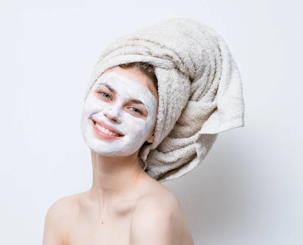 Wanita cantik menghadapi pelembab masker putih topeng bahu telanjang handuk — Stok Foto