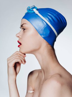 Kırmızı dudaklı güzel kadın mavi yüzme şapkası dalış modeli