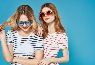 İki kız kardeş kucaklaşır, moda iletişimi kesilir.