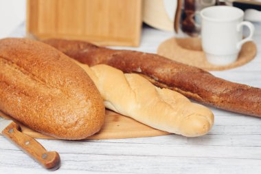 Tahta mutfak kahvaltısı kesen yivli fişekler. 