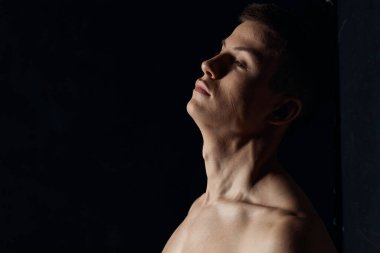 Siyah arkaplan görünümlü bir sporcunun portresi Boşluğu Kopyala