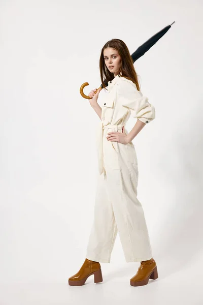 穿着白色西服的女人手拿时尚服饰现代风格孤立无援的背景 — 图库照片