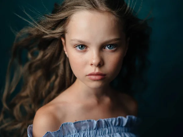 Adorable hermosa niña sobre un fondo oscuro primer plano retrato recortado vista — Foto de Stock