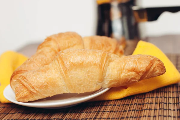 Croissanter i tallrik på bordet måltid dessert till frukost — Stockfoto