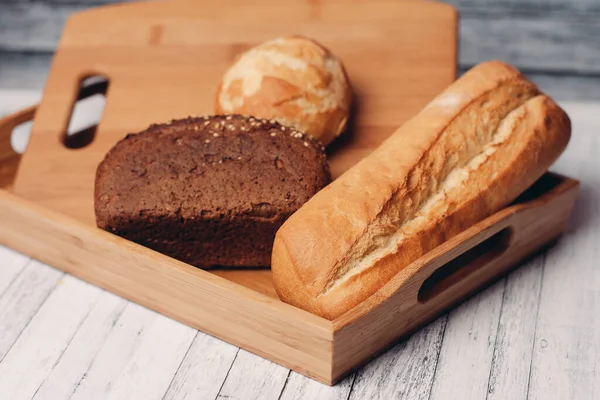 Chleb pełnoziarnisty bochenki domowe ciasta gotowanie deska z drewna zbliżenie — Zdjęcie stockowe