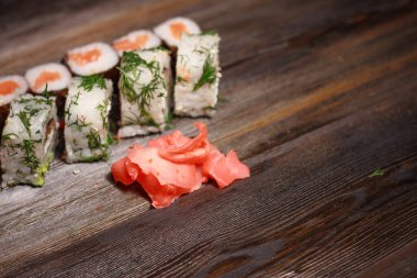 Suşi seti, yemek çubukları, kızıl, Asya mutfağı, öğle yemeği, ahşap masa.