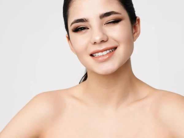 Sorridente mulher nua ombros cosméticos close-up estúdio — Fotografia de Stock