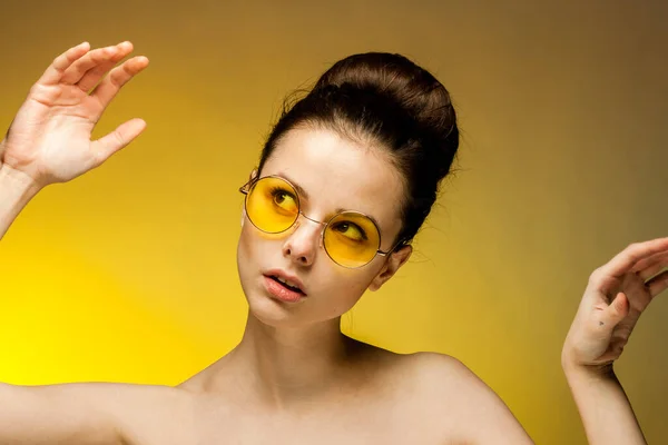 Güzel esmer, çıplak omuzlu, sarı gözlüklü, göz alıcı stüdyo. — Stok fotoğraf