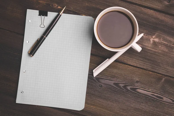 Блокнот канцелярська ручка кліп кава чашка офіс робота бізнес фінанси — стокове фото