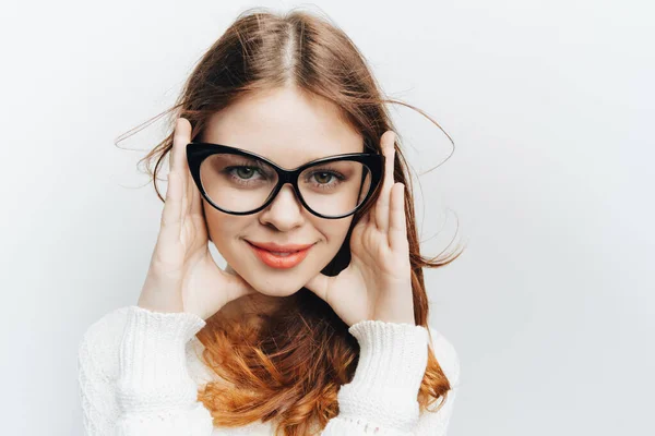 Donna dai capelli rossi in occhiali alla moda tiene la mano vicino al viso modello close-up — Foto Stock