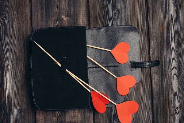 Läder korthållare hjärta dekoration prydnad skrivbord Alla hjärtans dag — Stockfoto