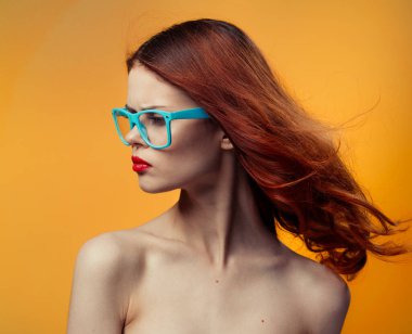 Güzel kadın çıplak omuzlar kırmızı dudaklar lüks sarı arka plan