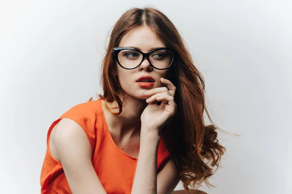 Studentin in einer Uniform mit Notizbuch und Brille im Gesicht weißer Hintergrund — Stockfoto