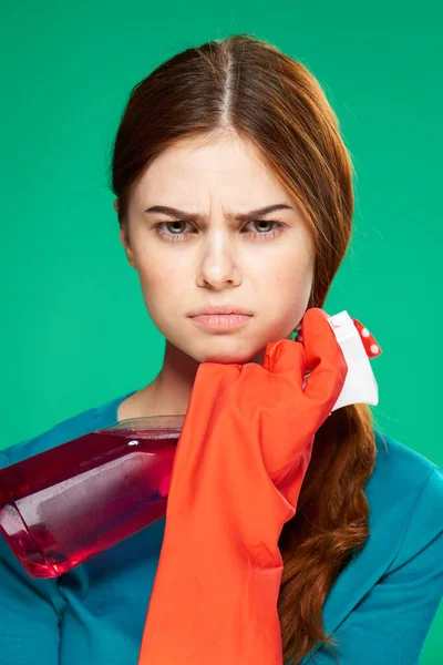 Уборщица с моющим средством резиновые перчатки профессиональные услуги — стоковое фото