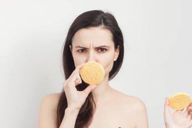 Esmer, çıplak omuzlu, kozmetik cilt bakımlı.