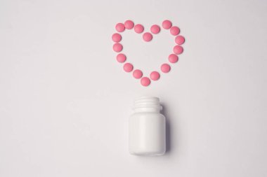 Hafif arka planda hapları olan beyaz kavanoz. Tıbbi sağlık vitaminleri.