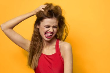 Güzel kadın dalgalı kırmızı tanklar moda tarzı sarı arka plan