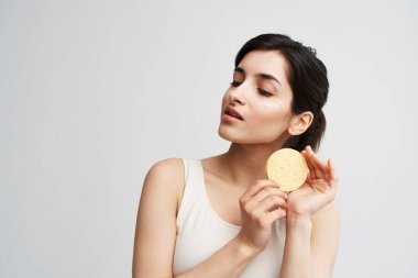 Süngeri temiz cilt bakımı olan güzel bir kadın.