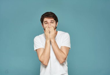 Enerjik bir adam mavi bir arka planda el kol hareketi yapıyor. Duygusal bir zevk modeli.