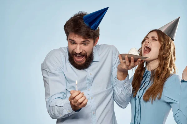 Aniversário corporativo jovem e mulher com bolo no fundo isolado festa disco — Fotografia de Stock