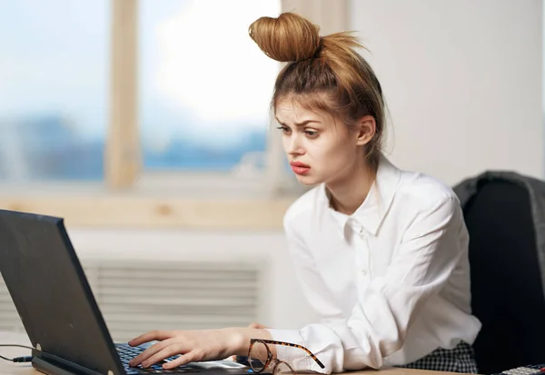 Mulher de negócios mesa de trabalho laptop gerente de trabalho de escritório — Fotografia de Stock