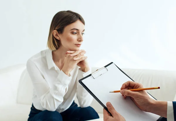 Vrouw in pak en man met documenten business finance medewerkers — Stockfoto