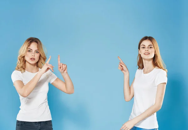 Két divat nők kommunikáció érzelmek konfliktus elégedetlenség kék háttér — Stock Fotó