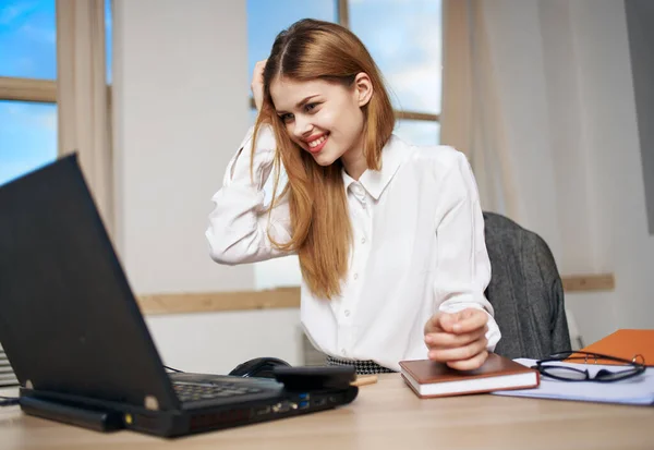 Business woman working desk laptop irodai érzelmek elégedetlenség kommunikáció — Stock Fotó