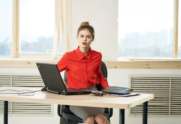 Zakelijke vrouw werkbureau laptop office manager financiën — Stockfoto