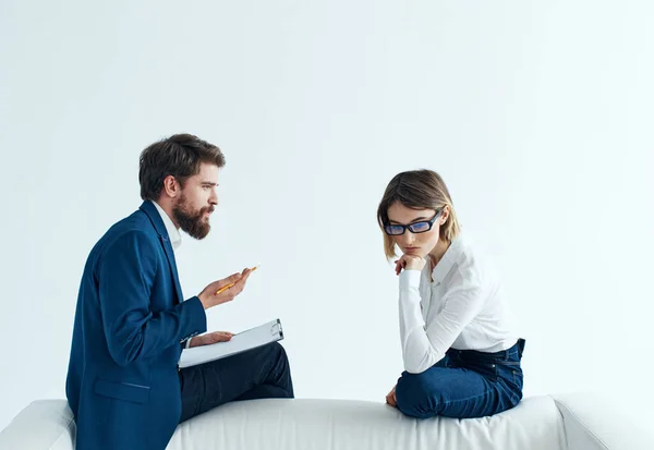 Uomini e donne d'affari si siedono sul divano comunicando i dipendenti psicologia — Foto Stock