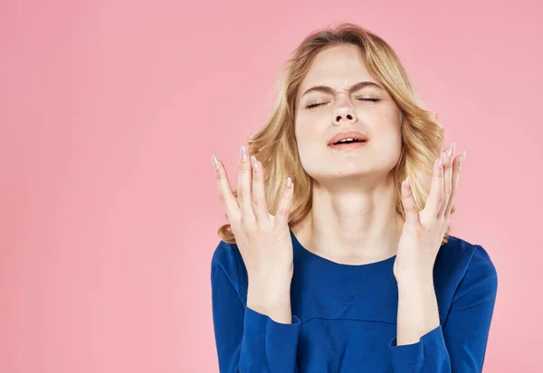 Συναισθηματική κομψή γυναίκα κυματιστά μαλλιά lifestyle στούντιο ροζ φόντο — Φωτογραφία Αρχείου