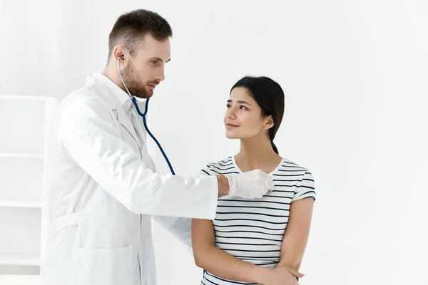 Läkare i vit rock stetoskop undersökning av ett patientsjukhus — Stockfoto