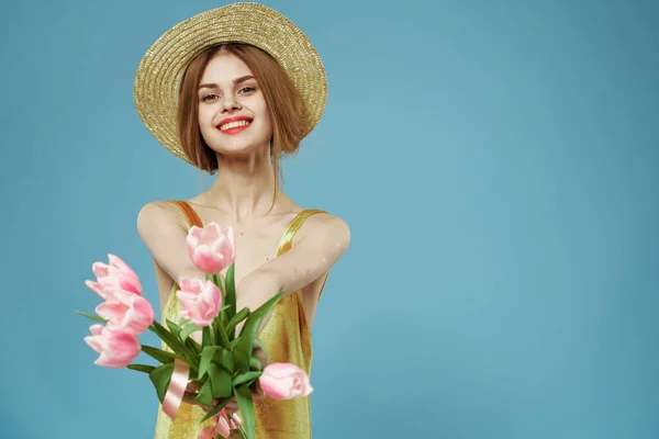 Glada kvinna i en hatt bukett blommor semester gåva charm blå bakgrund — Stockfoto