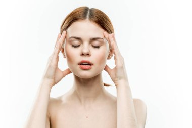 Elele tutuşan duygusal kadın. Çıplak omuzlar cazibesi. 