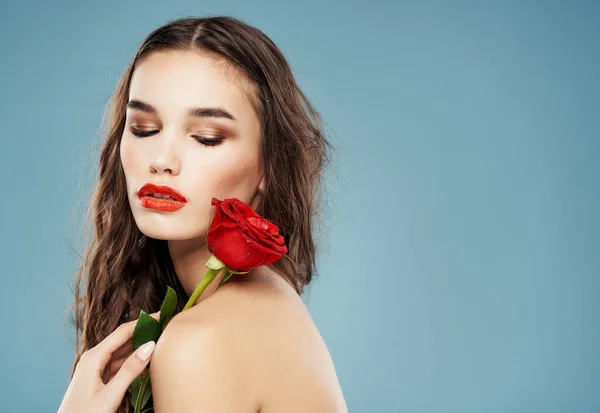 Side view of woman with naked shoulders and red flower — Stock Photo, Image