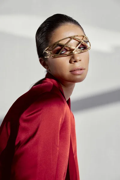 Žena s dekorativními brýlemi na tváři dívá do strany — Stock fotografie