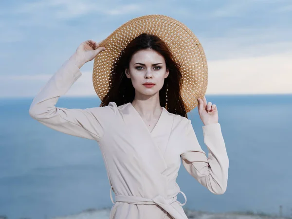 La femme au chapeau de paille et en vêtements légers était dans l'océan — Photo