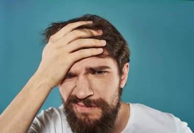 Mavi bir arka plan üzerinde elleri ile hareket eden bir adam duyguların yakın plan portresi