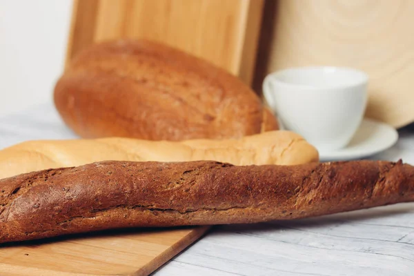 Długi bochenek pieczywa pieczywo krojenie deski chleb — Zdjęcie stockowe