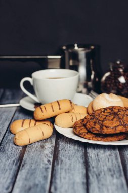 Kahvaltı masasında çay için tatlı kurabiyeler.