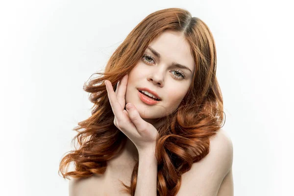 Attraente donna capelli ricci fascino spalle nude di lusso — Foto Stock