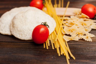 İtalyan makarna mutfağı ahşap masa malzemeleri, kiraz domatesleri.