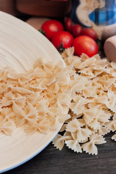 Борошняна паста італійська кухня приготування їжі інгредієнти соус обід — стокове фото