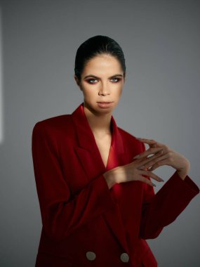 Çekici esmer, kırmızı ceketli, makyajlı cazibeli moda.