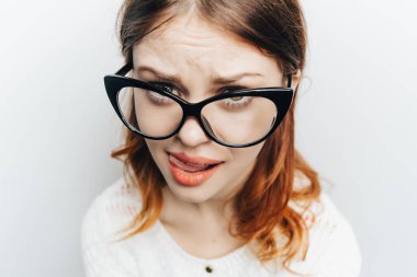 Güzel kadın gözlüklü stüdyo yüzü modayı kapatıyor.