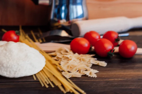 Ingrediënten voor Italiaanse pasta kerstomaten snijplank — Stockfoto