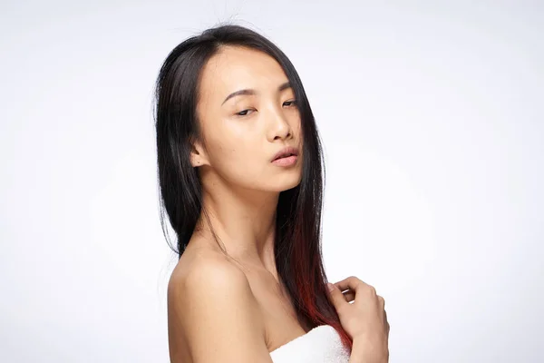 Ładny Azji kobieta nagie ramiona skóra pielęgnacja spa zabiegi — Zdjęcie stockowe