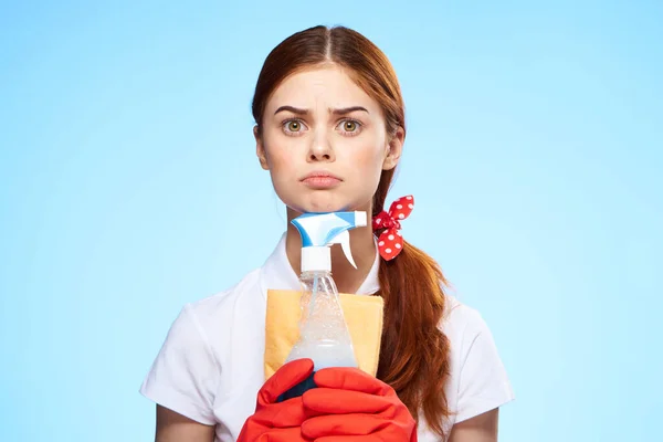 Putzfrau mit Spülutensilien in der Hand Hausarbeit Profi — Stockfoto